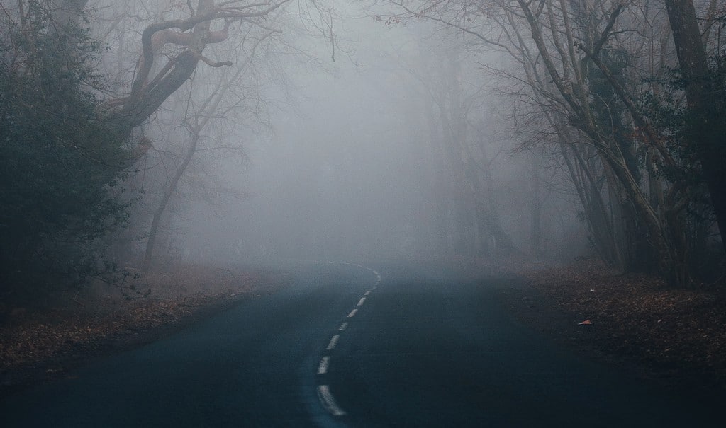 Immagine di strada avvolta dalla nebbia